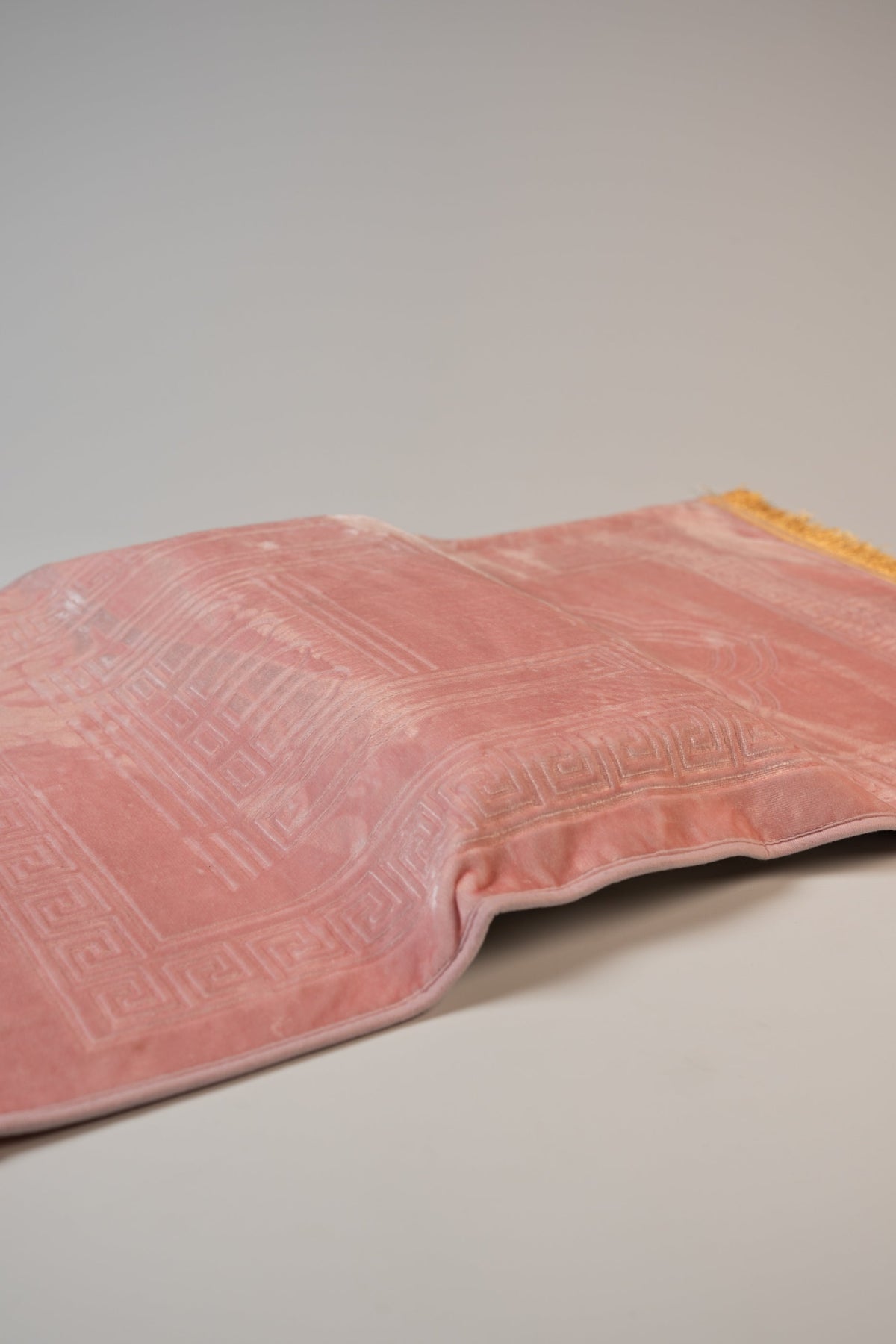 Ergonomic prayer mat in Pink, side view of the padded knee cushion
