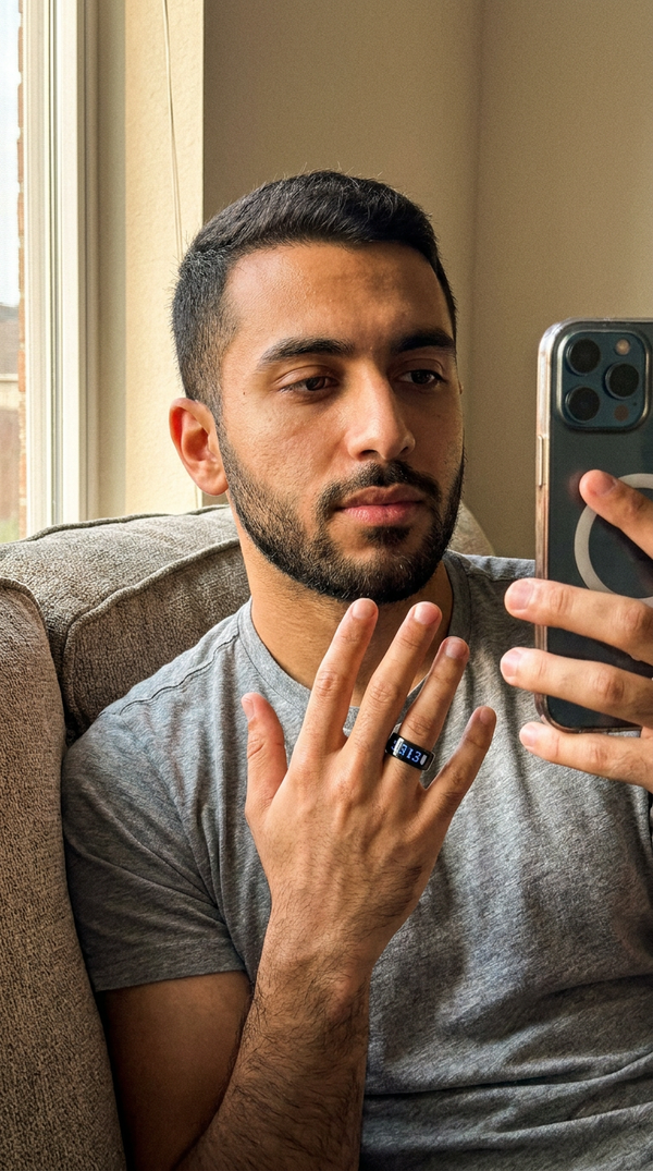 Smart Zikr Ring worn on the hand