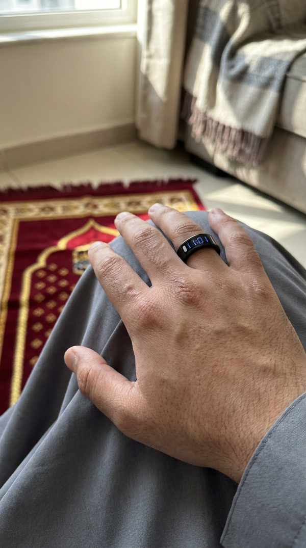Smart Zikr Ring worn on the hand