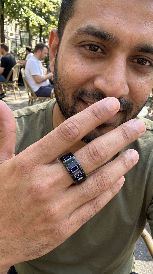 Smart Zikr Ring worn on the hand