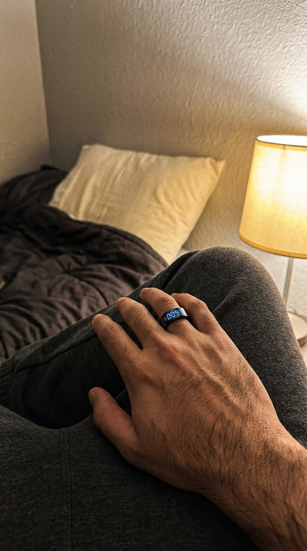 Smart Zikr Ring worn on the hand